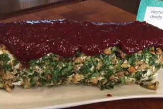 Rollo de queso crema con nuez y mermelada de frambuesa al chipotle