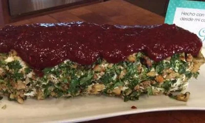 Rollo de queso crema con nuez y mermelada de frambuesa al chipotle
