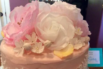 Pastel de chocolate blanco con betún de rosas
