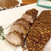 Lomo de puerco en costra de nuez con salsa de Mostaza