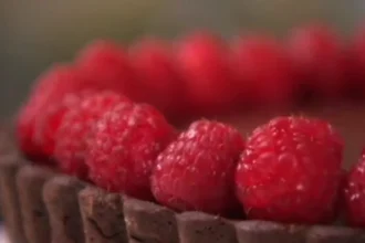 Tartaleta de frambuesa y chocolate obscuro