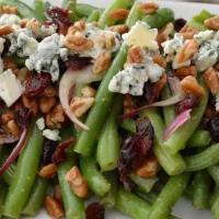Ensalada de ejotes con arándanos, nuez y queso azul
