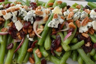 Ensalada de ejotes con arándanos, nuez y queso azul