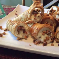 Conitos de hojaldre rellenos de Pina y coco