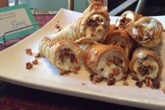 Conitos de hojaldre rellenos de Pina y coco