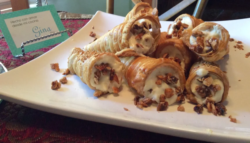 Conitos de hojaldre rellenos de Pina y coco