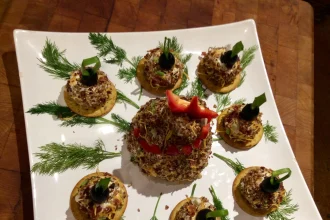 Esferitas de queso y tocino sobre una base de galleta