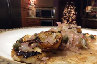 receta de Flounder acompañado de salsa de vino blanco y alcaparras