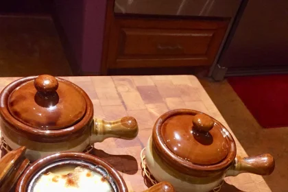 Tazón de sopa de cebolla simple con queso mozzarella derretido
