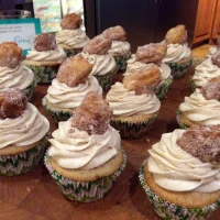 Plato de kekos de churro decorados con mini churros y betún
