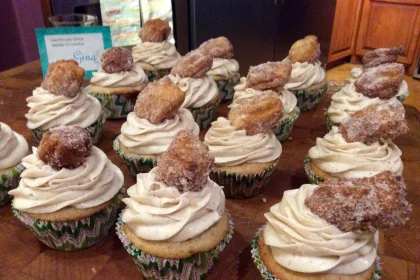 Plato de kekos de churro decorados con mini churros y betún