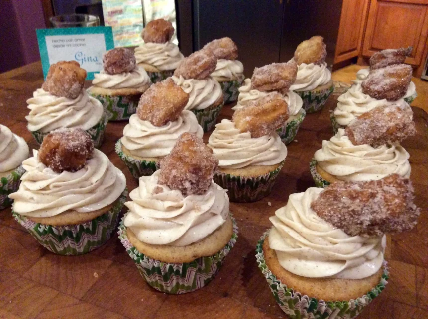 Plato de kekos de churro decorados con mini churros y betún