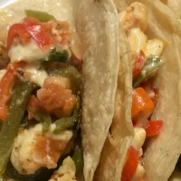 Tacos Gobernador 23 Plato de tacos gobernador con salsa y acompañamientos