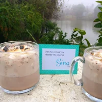 Taza de chocolate especiado con bombones