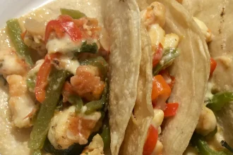 Plato de tacos gobernador con salsa y acompañamientos