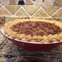 Rebanada de pay de nuez con decoración de nueces