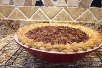 Rebanada de pay de nuez con decoración de nueces