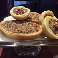 Bandeja de mini pay de nuez con decoraciones navideñas