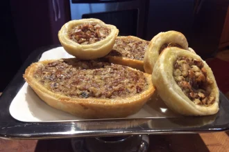 Bandeja de mini pay de nuez con decoraciones navideñas