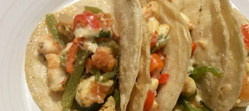 Plato de tacos gobernador con salsa y acompañamientos