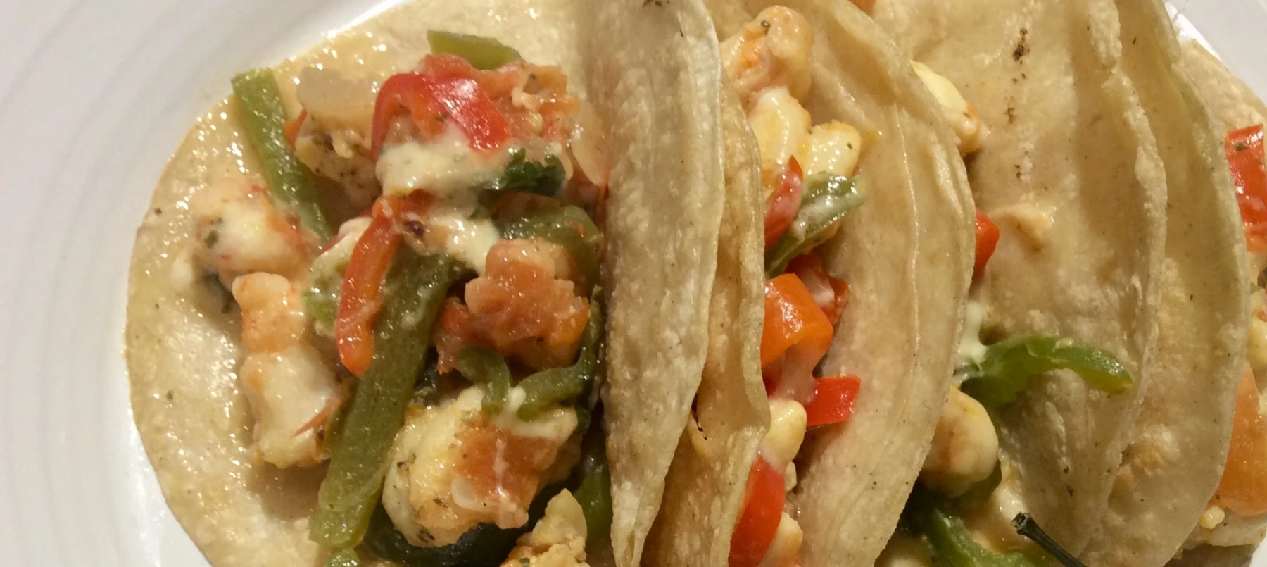 Gobernador tacos plate with sauce and sides