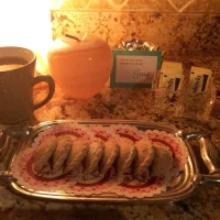 Plato con empanadas de piña recién horneadas