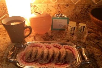 Plato con empanadas de piña recién horneadas