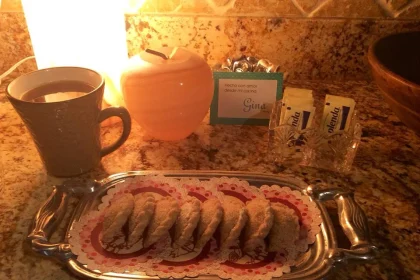 Plato con empanadas de piña recién horneadas