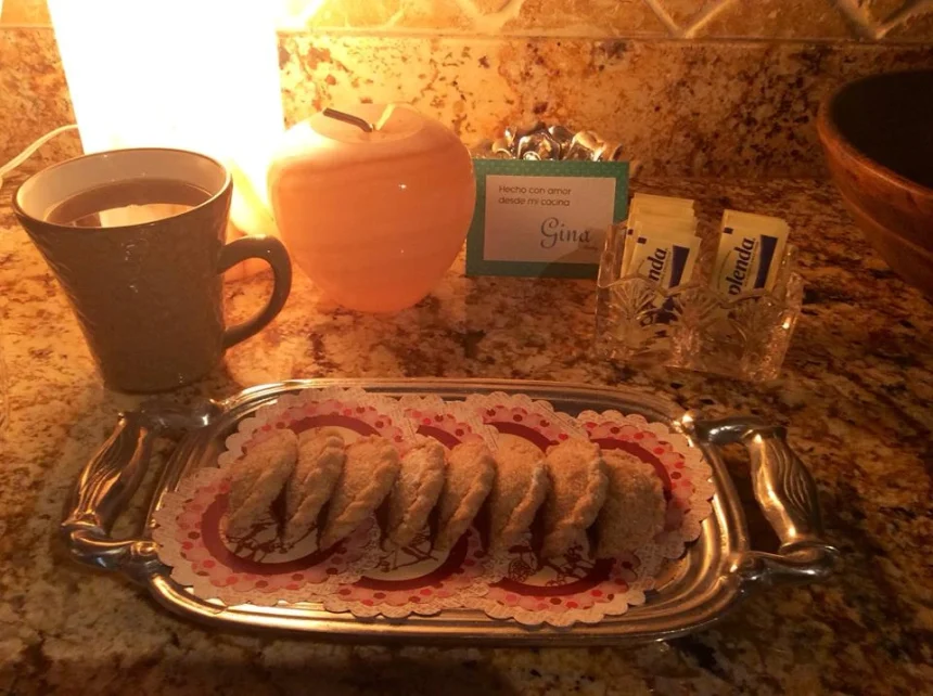 Plato con empanadas de piña recién horneadas