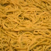 Espagueti Verde 28 Plato de espagueti verde servido con queso parmesano encima