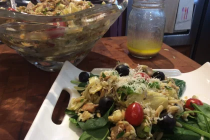 Ensalada de Orzo, Pollo, alcachofas y espinacas