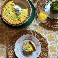 Plato de quiche de camarón decorado con yogurt griego