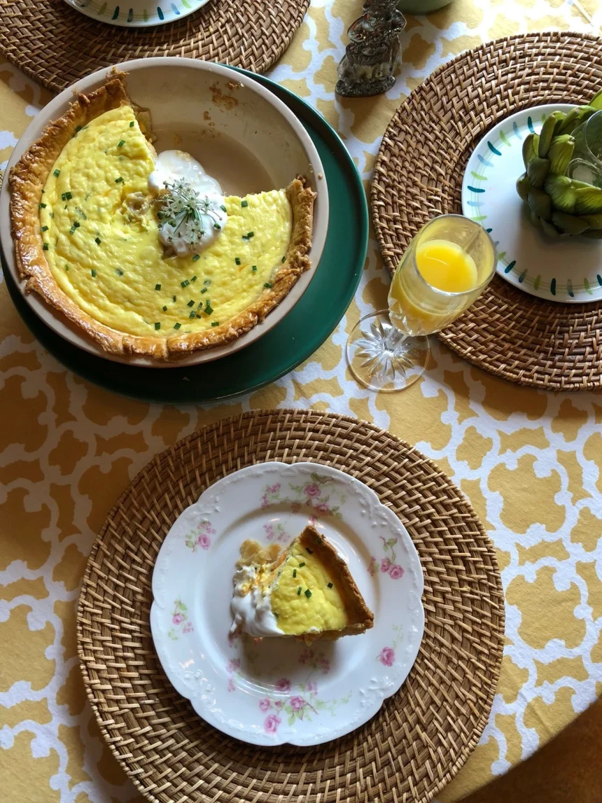 Plato de quiche de camarón decorado con yogurt griego