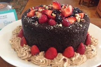 Pastel de Moka Avellana y frutos rojos