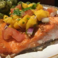 Trucha con pico de gallo de mango