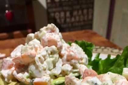 Aguacates rellenos de ensalada de Camarón