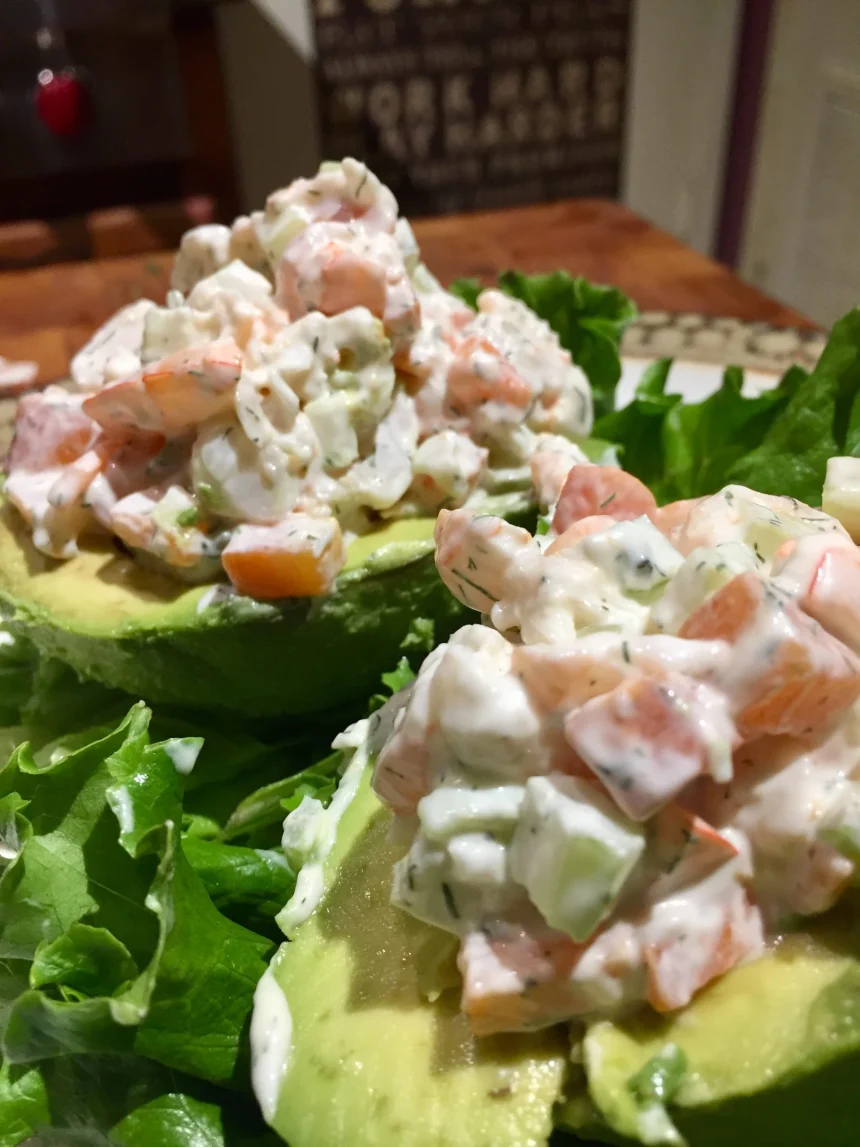 Aguacates rellenos de ensalada de Camarón