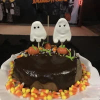 Pastel de crepas de chocolate con relleno de calabaza