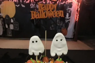 Pastel de crepas de chocolate con relleno de calabaza