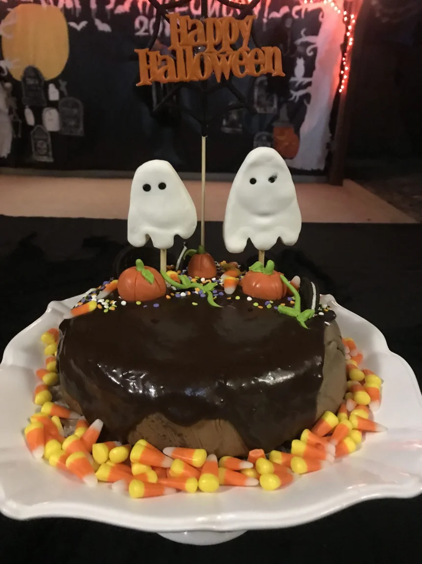Pastel de crepas de chocolate con relleno de calabaza