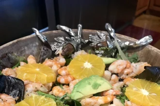 Ensalada con camarones y naranja
