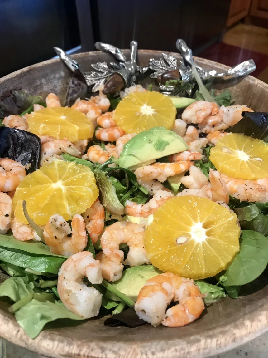 Ensalada con camarones y naranja