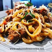 Fettuccini con salsa marinara con carne