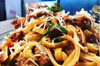 Fettuccini con salsa marinara con carne