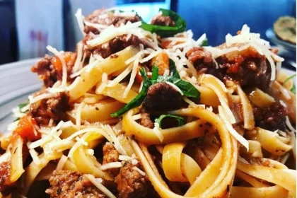 Fettuccini con salsa marinara con carne 14 Fettuccini con salsa marinara con carne