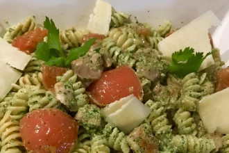 Ensalada de pasta con pesto de cilantro