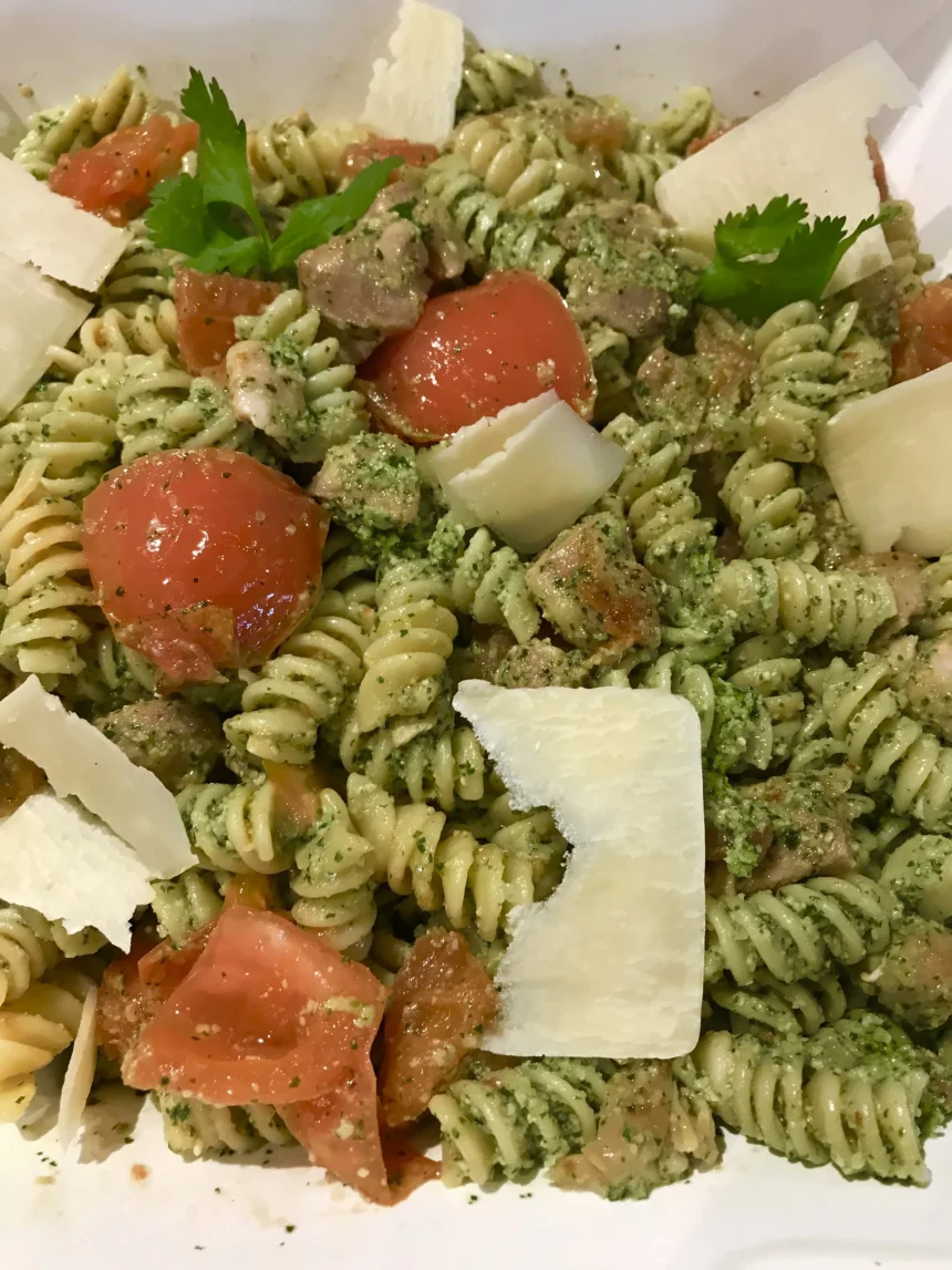 Ensalada de pasta con pesto de cilantro
