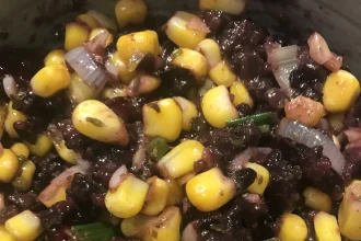 Arroz negro con elote y arándanos