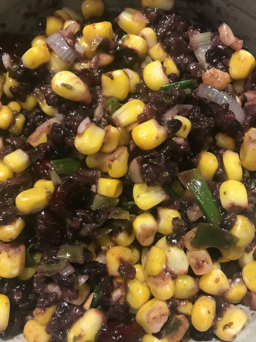Arroz negro con elote y arándanos