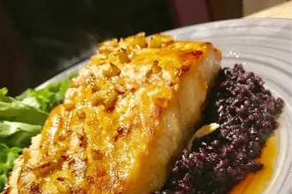 Salmón Glaseado en Citricos y Arroz Negro